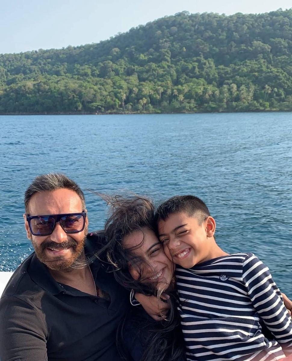 Jauh dari gosip, 10 potret momen kompak liburan kajol - ajay devg