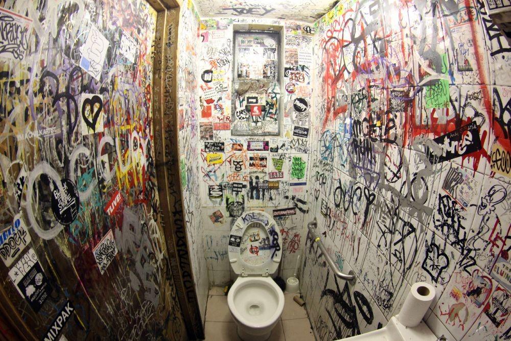 7 Penyakit Ini Bisa Mengancam Kamu Kalau Pakai Toilet Tidak Higienis