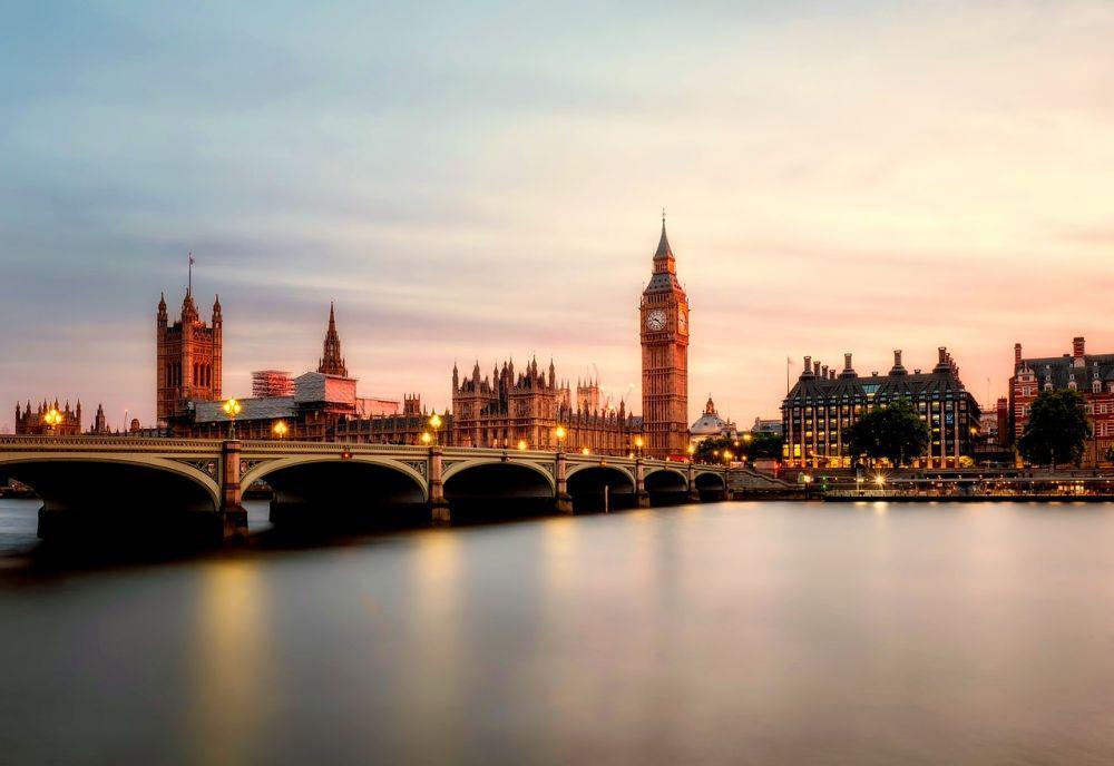 Gak Sopan, Jangan Coba Lakukan 10 Hal Ini di UK!