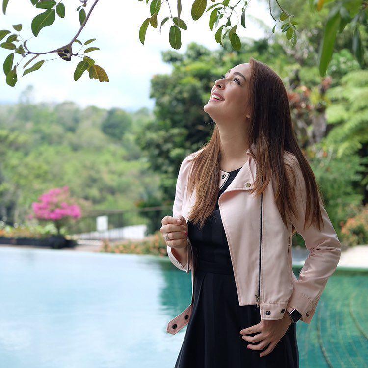 Mau Terlihat Feminin? Coba 10 OOTD ala Dokter Reisa Ini Yuk