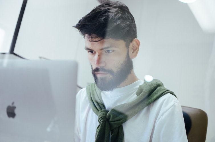 ilustrasi menatap layar laptop dengan serius (unsplash.com/Miguelangel Miquelena)