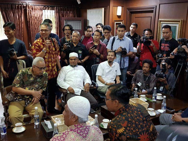 (Tim kuasa hukum Abu Bakar Ba'asyir di ruang kerja Wakil Ketua DPR, Fadli Zon) IDN Times/Santi Dewi