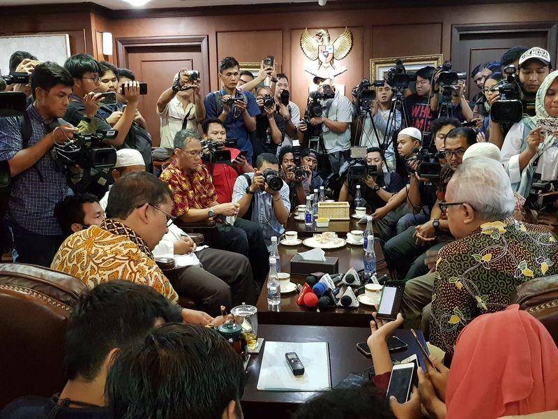 (Kuasa hukum Abu Bakar Ba'asyir Muhammad Mahendradatta tengah berbincang dengan Fadli Zon) IDN Times/Santi Dewi