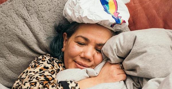 Tak Mempunyai Pasangan, Wanita Inggris Ini Menikahi Selimutnya