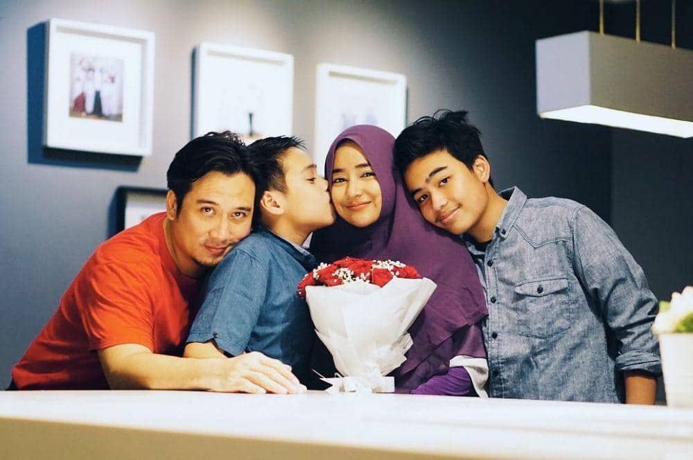 10 Pasangan Artis Ini Adem Ayem Tanpa Gosip Selama 20 Tahun Menikah