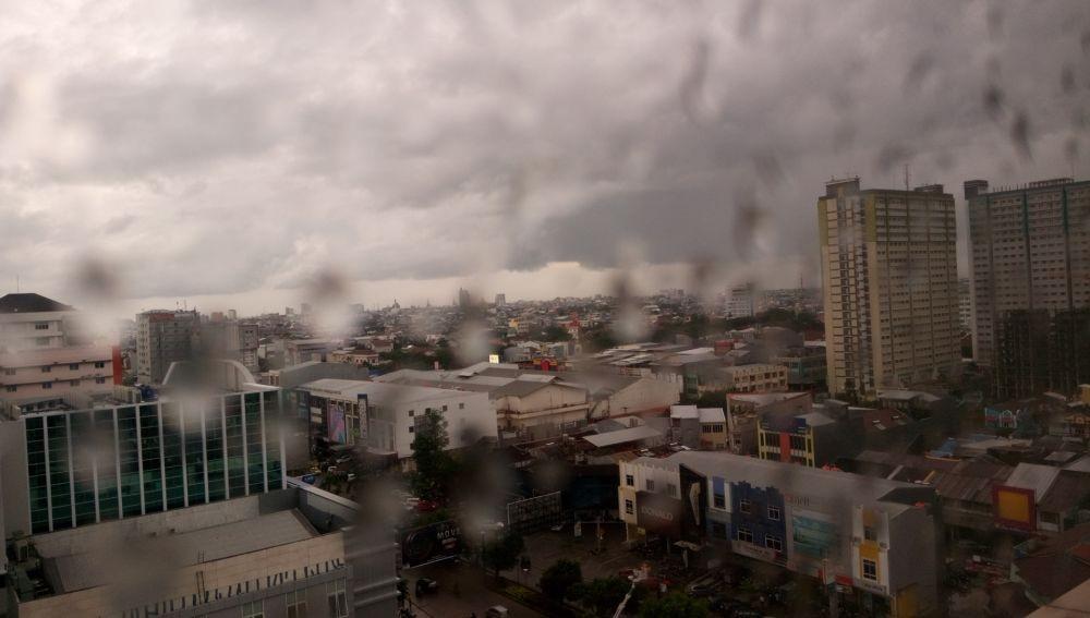 Hujan ringan di Kota Makassar. IDN Times / Aan Pranata