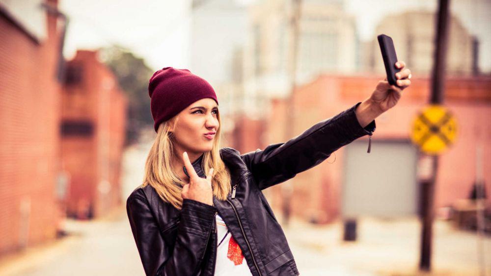 Kamu Hobi Selfie? Waspadai 5 Bahaya Psikologis yang Mengintai