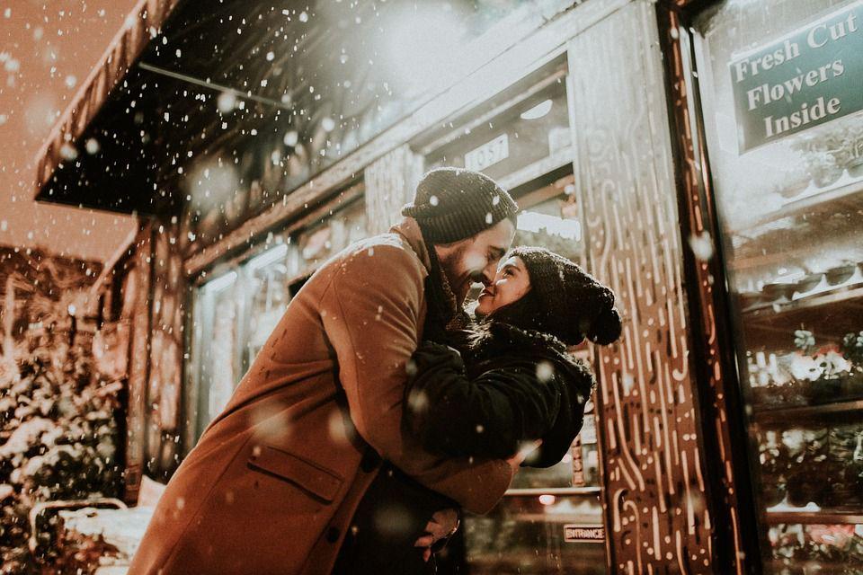 Gak Harus Kata Romantis, 7 Sikap Ini Bisa Bikin Cewek Kamu Makin Cinta