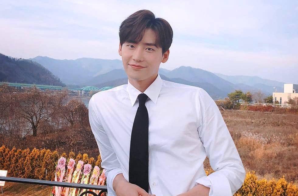 Makin Cute, Intip 7 Harga Outfit Lee Jong Suk dalam Drama Terbarunya
