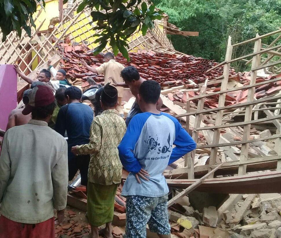 Hujan Dua Hari, Gedung SD di Sumenep Ambruk