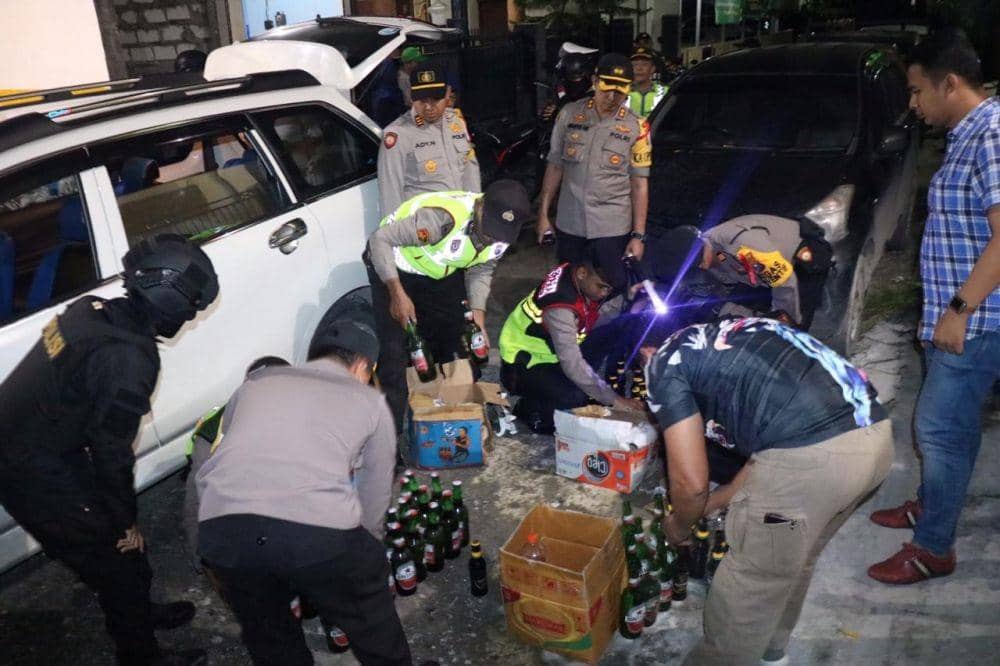 Gelar Patroli, Polres Gresik Sita Puluhan Miras di Dalam Mobil