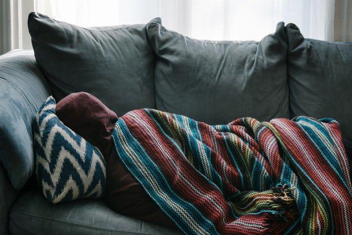 7 Kebiasaan Buruk yang Bisa Memicu Tipes, Termasuk Tidur di Lantai