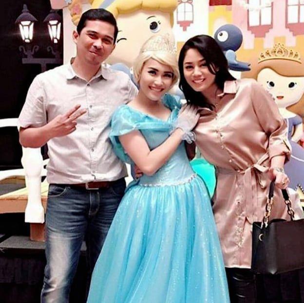 Teman Akrab, 10 Momen Kenangan Ayu Ting Ting dan Saphira Indah