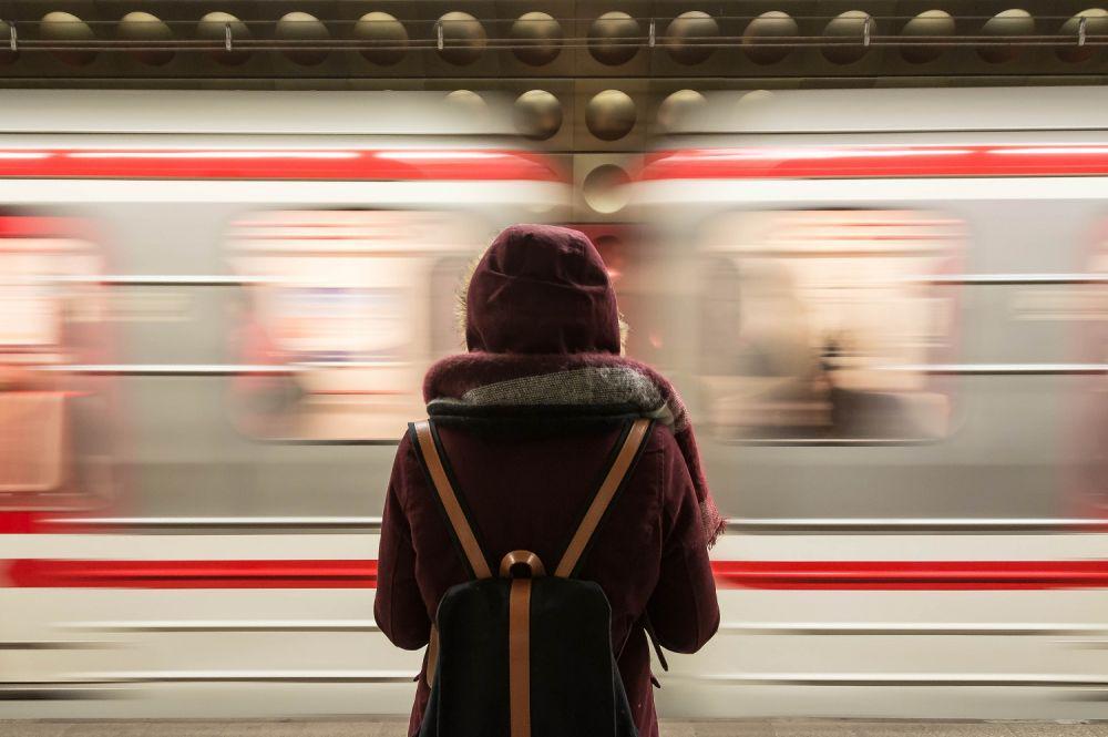 7 Kegiatan Ini Bisa Bunuh Rasa Bosanmu Saat Naik Kereta Sendirian Lho