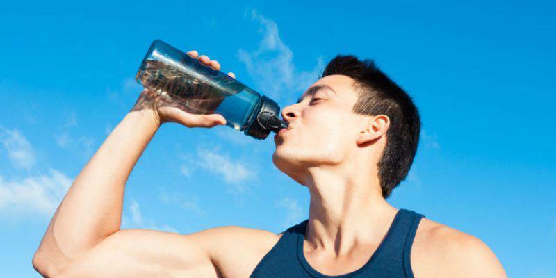 5 Cara Paling Mudah Bikin Kamu Rajin Minum Air Putih