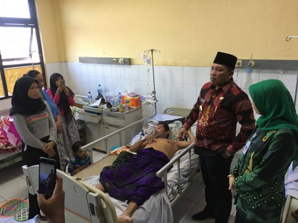 Ruang Pasien Panas, Bupati Sampang: Gantungi Ayam Sekalian