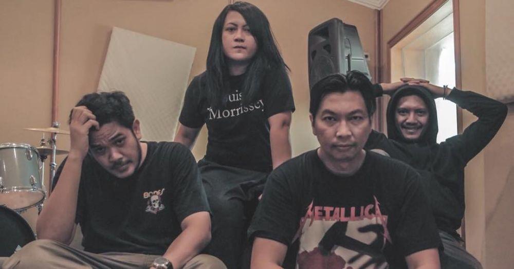 Distorsi Korporasi: Sebuah Cerita tentang Band Tigabelas Tonbesi