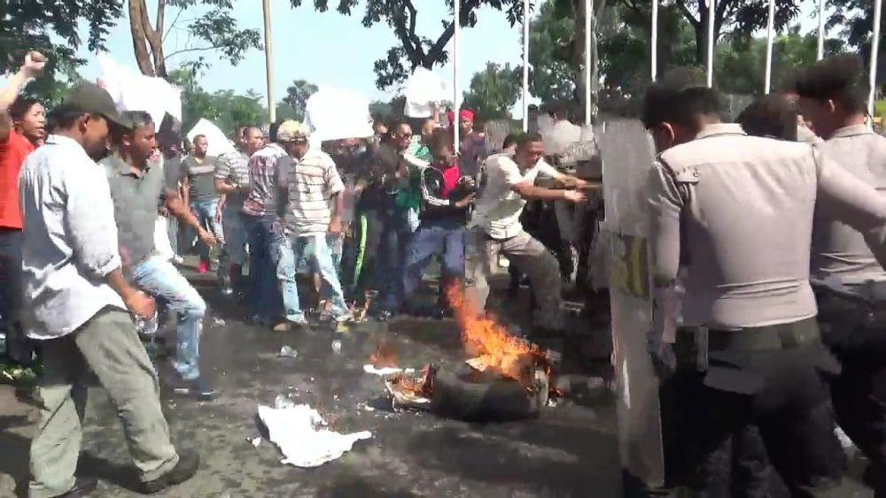 Ratusan Massa Pendukung Capres Rusak Kantor KPU Majalengka