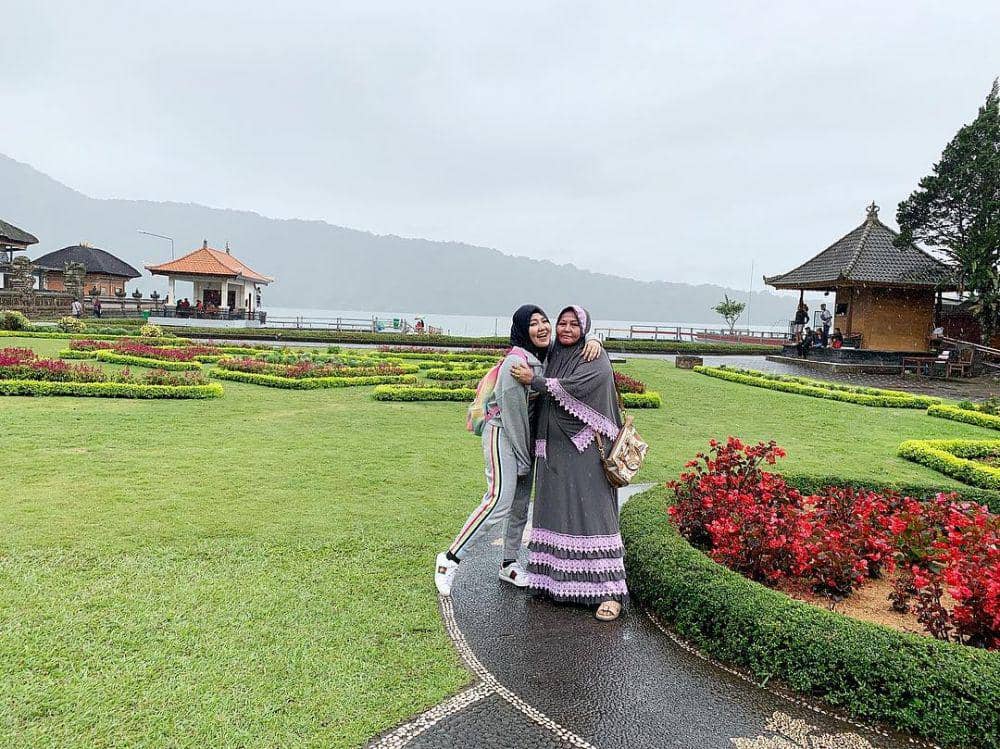 Hangat dan Dekat, Ini 10 Potret Kedekatan Via Vallen & Sang Ibu