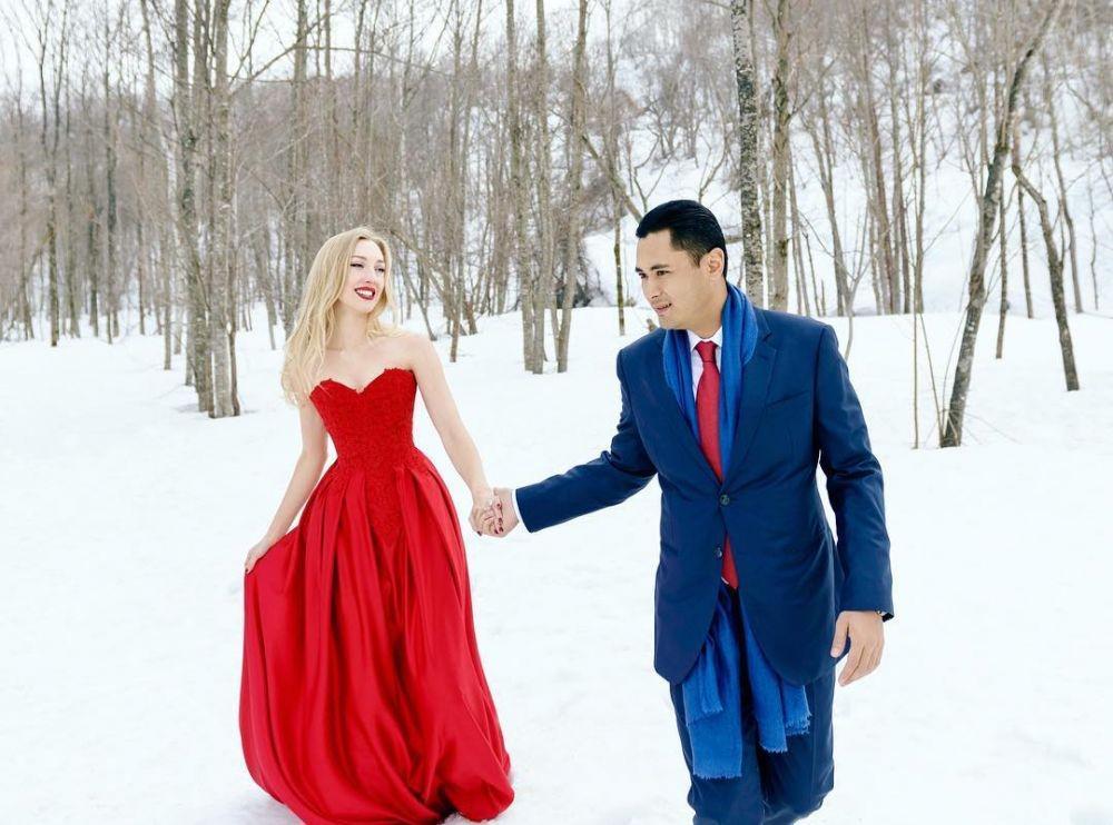 10 Foto Kemesraan Panji Trihatmodjo dan Istri Bulenya Keliling Eropa