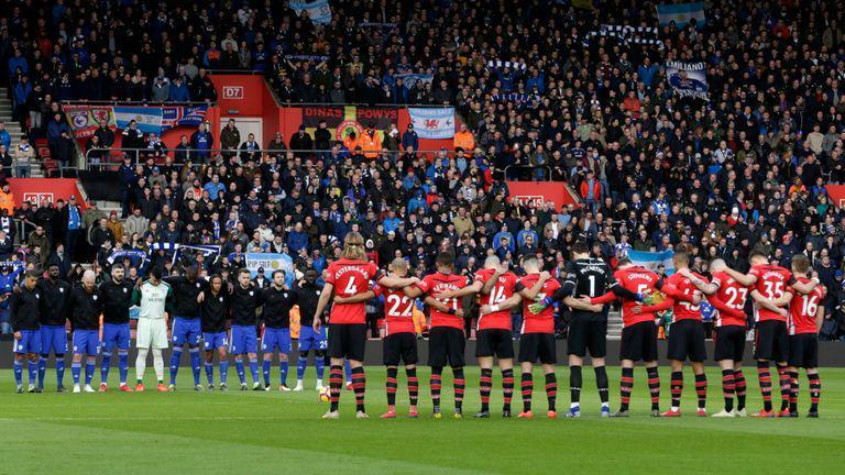 Tiru Gerakan Pesawat Jatuh, Dua Suporter Southampton Ditangkap Polisi