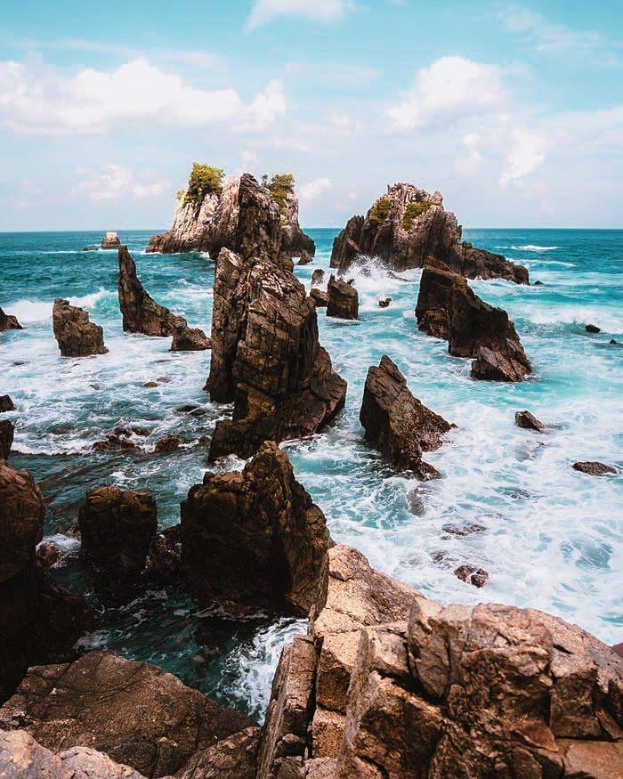 8 Potret Panorama Pantai Gigi Hiu di Lampung, Indahnya Kebangetan!