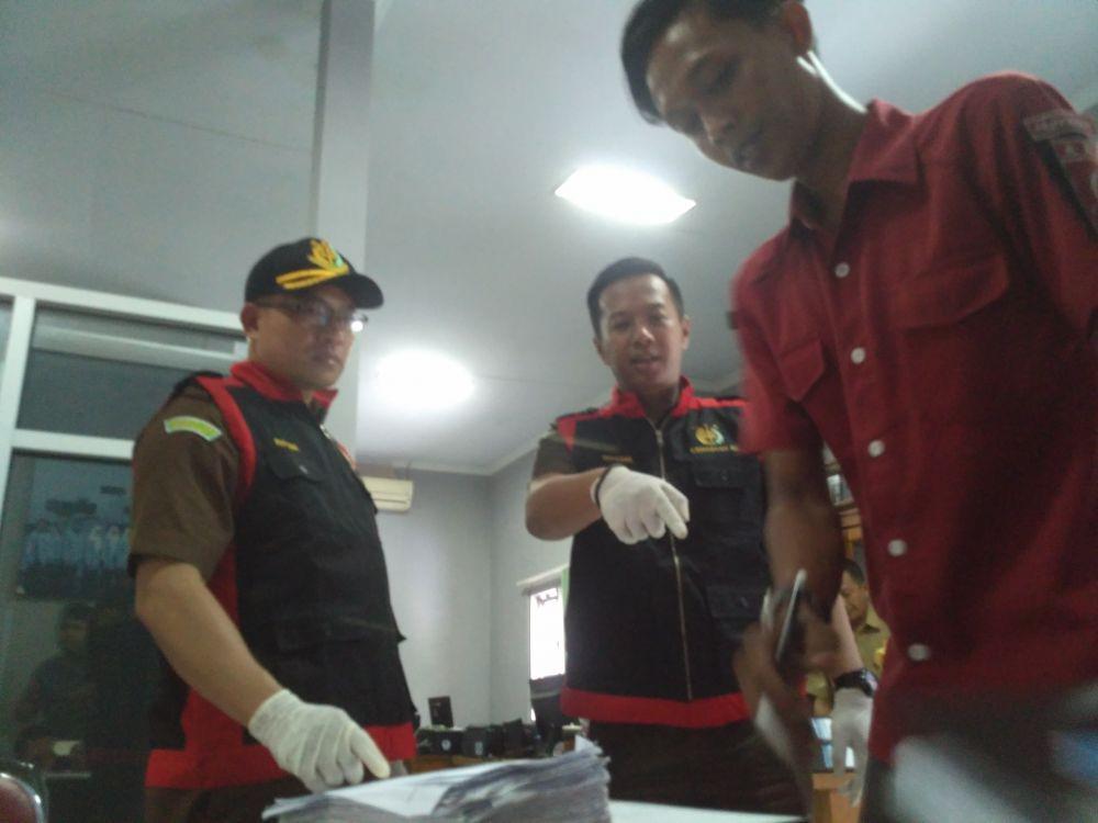 Diduga Selewengkan Dana Rp4,9 M, Kejari Geledah Kantor DPMD Majalengka