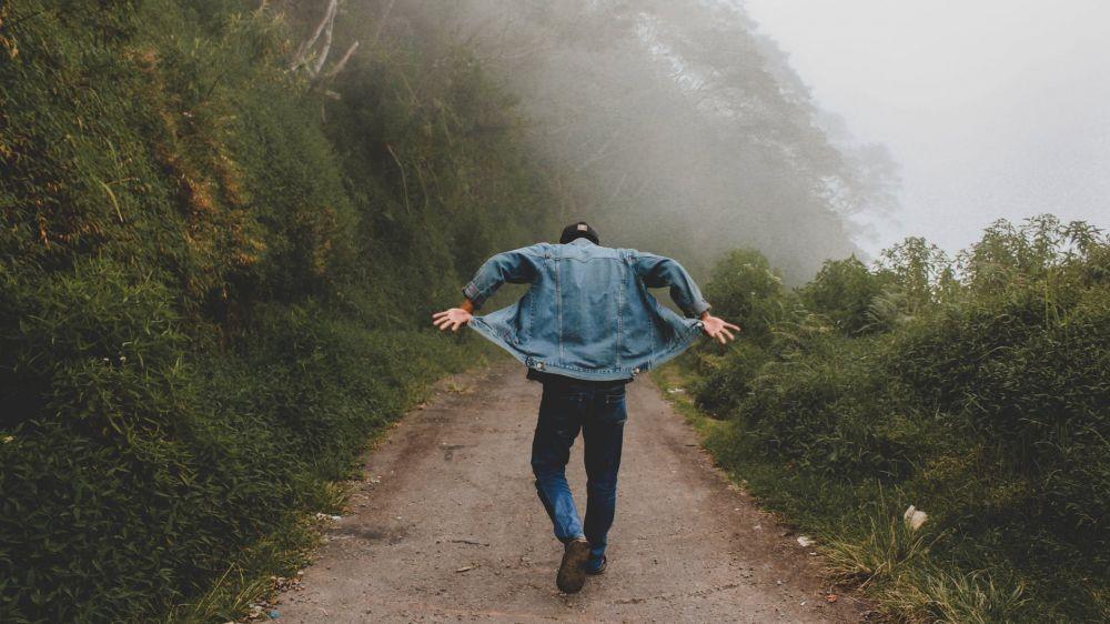 5 Cara Memadukan Denim Jacket Buat Cowok yang Ingin Keren Maksimal!