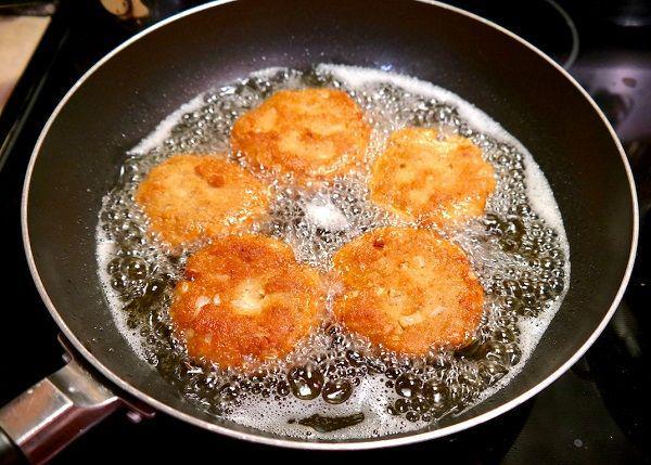 Gak Celup-Angkat, Ini 5 Teknik Menggoreng Agar Skill Masak Naik Level