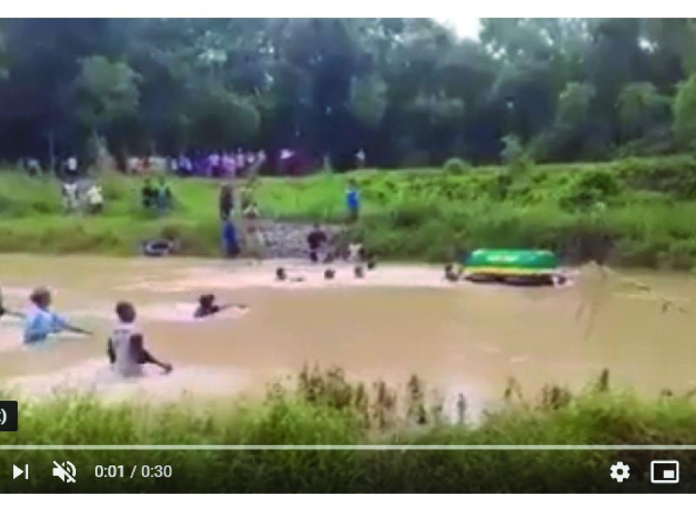 Viral Video Keranda Dihanyutkan ke Kali, Ini Klarifikasi Pemkab Gresik