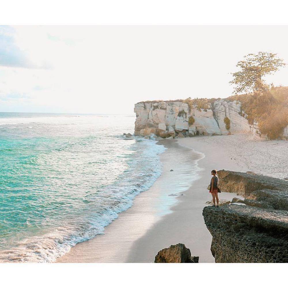 7 Potret Indahnya Pantai Watubela Pulau Sumba yang Bikin Takjub!
