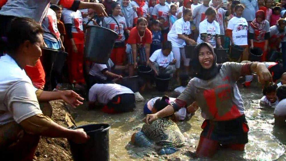 Aksi Emak-Emak di Cirebon Ini Bikin Heboh Usai Dukung Jokowi-Ma'ruf