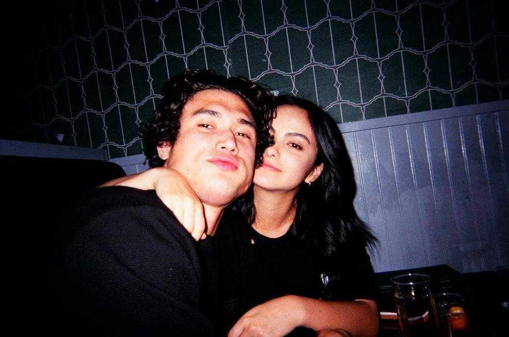 Cinlok, Ini 10 Potret Mesra Camila Mendes & Charles Melton 'Riverdale'