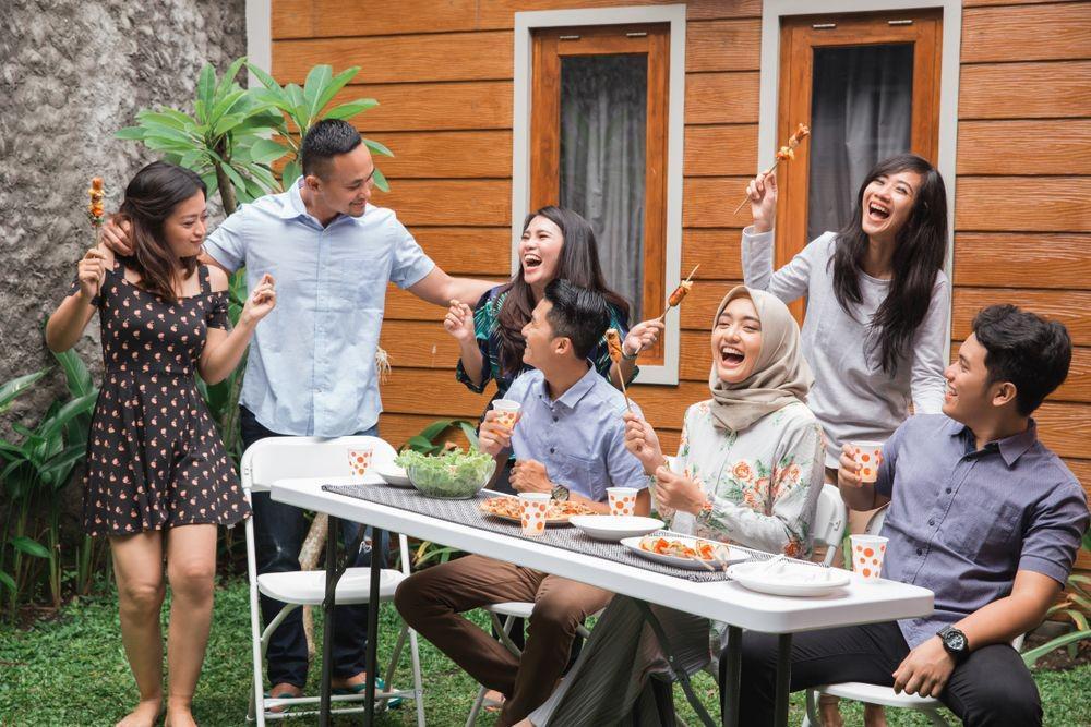 Gak Beda Jauh, Anak Muda dan Orang Tua Pasti Bahas Ini Pas Nongkrong