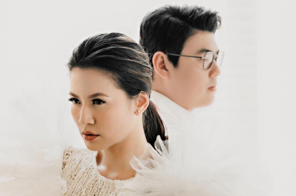 Jarang Muncul, 10 Potret Mesranya Asty Ananta & Suami Bak Pre Wedding