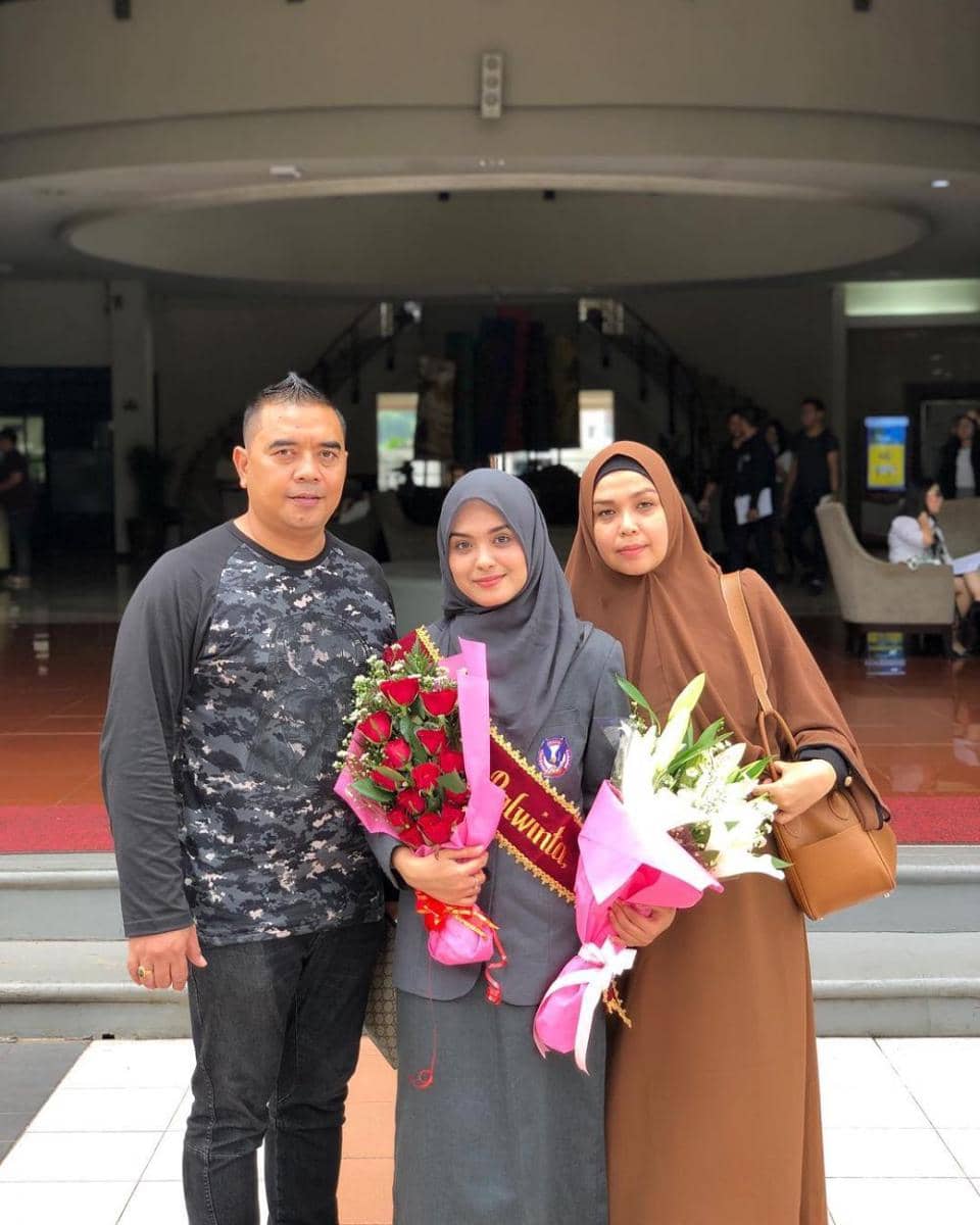 Resmi Jadi Sarjana, 10 Potret Vebby Palwinta yang Makin Memesona