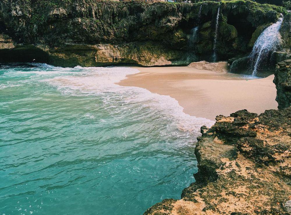 10 Potret Keindahan Laut dan Air Terjun di Pantai Banyu Tibo