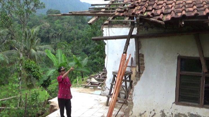 Belasan Rumah Rusak Akibat Terjadi Pergerakan Tanah di Kuningan