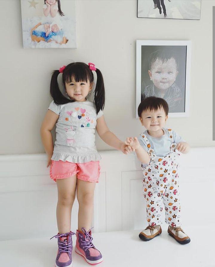 10 Potret Kompak Baby Moonella dan Adiknya yang Bikin Gemes!