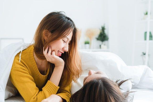 6 Cara Paling Manjur Menghibur Teman yang Sedang Bersedih