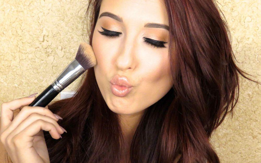 5 Tips Pakai Highlighter Biar Kulit Wajah Glowing Sempurna