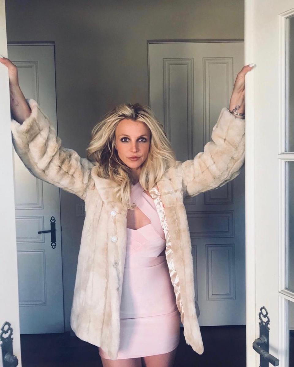 Vakum Enam Tahun, 8 Fakta Lagu Terbaru Britney Spears Hold Me Closer