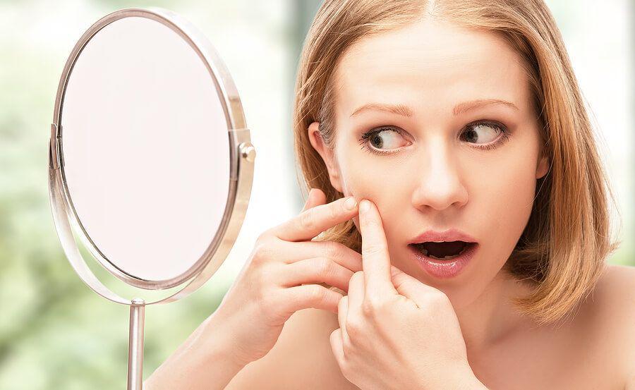 Girls, 10 Kebiasaan Ini Malah Bikin Jerawatmu Tambah Mekar Lho