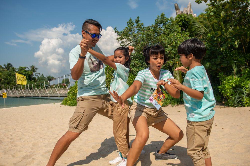 Berburu Keseruan dan Impian di Sentosa a la Keluarga Nirina Zubir