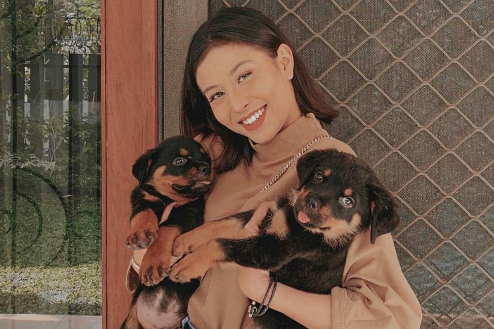 Pecinta Hewan, 10 Potret Kedekatan Awkarin dan Anjing yang Cute Banget