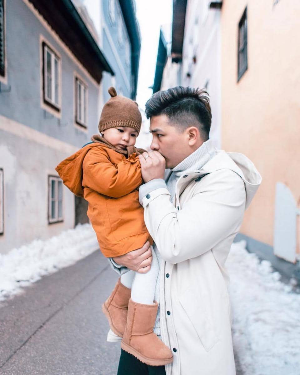 Ayah Idaman, Yuk Intip Beda Gaya 10 Aktor Saat Gendong Anak!