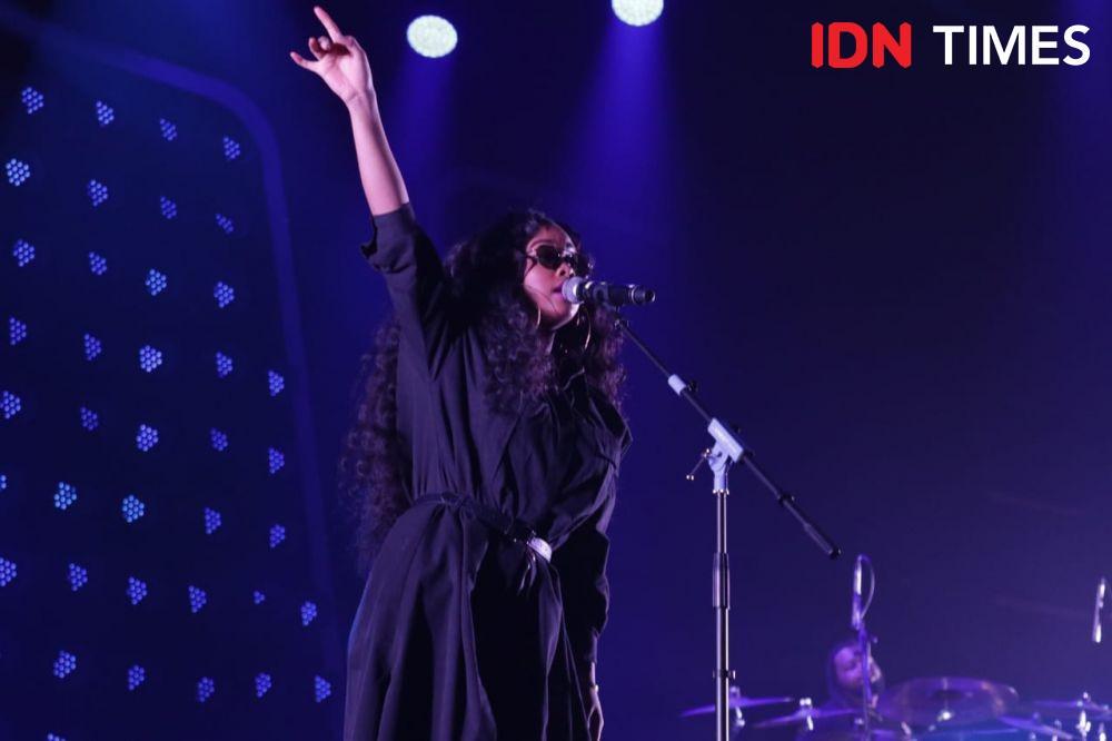 Pertama Kali ke Indonesia, 10 Potret Menawan H.E.R di Java Jazz 2019