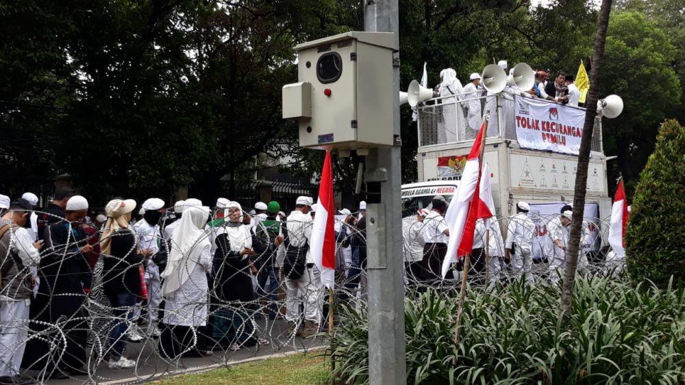 Orasi di Depan Gedung KPU, FUI Bacakan Sumpah Ini