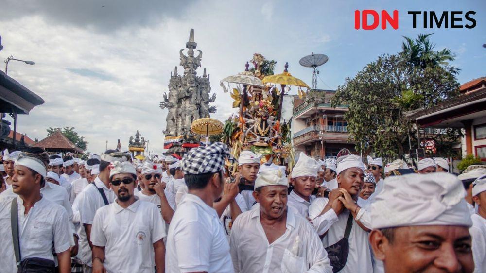 [Foto] Langka, Prosesi Melasti Ratusan Ribu Umat Hindu di Pura Besakih