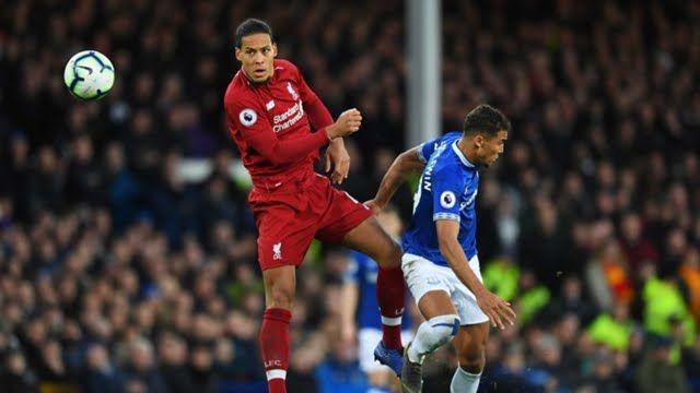 Carragher: Van Dijk Pantas Jadi Pemain Terbaik Liga Inggris Musim Ini